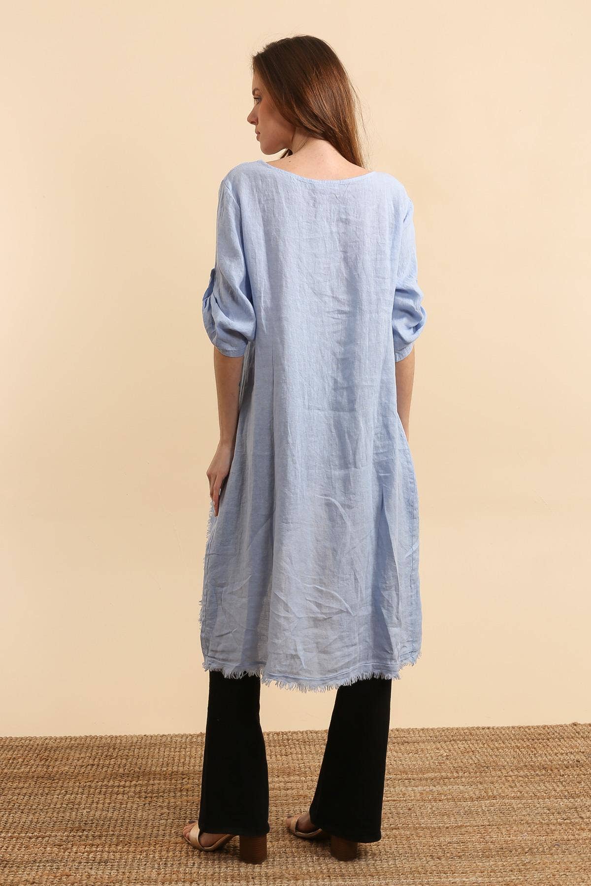 LÉA & LUC – Großhandel Kleid – Damen – 100 % Leinenkleid mit Blumenmotiv auf der linken Brust, REF. 724828