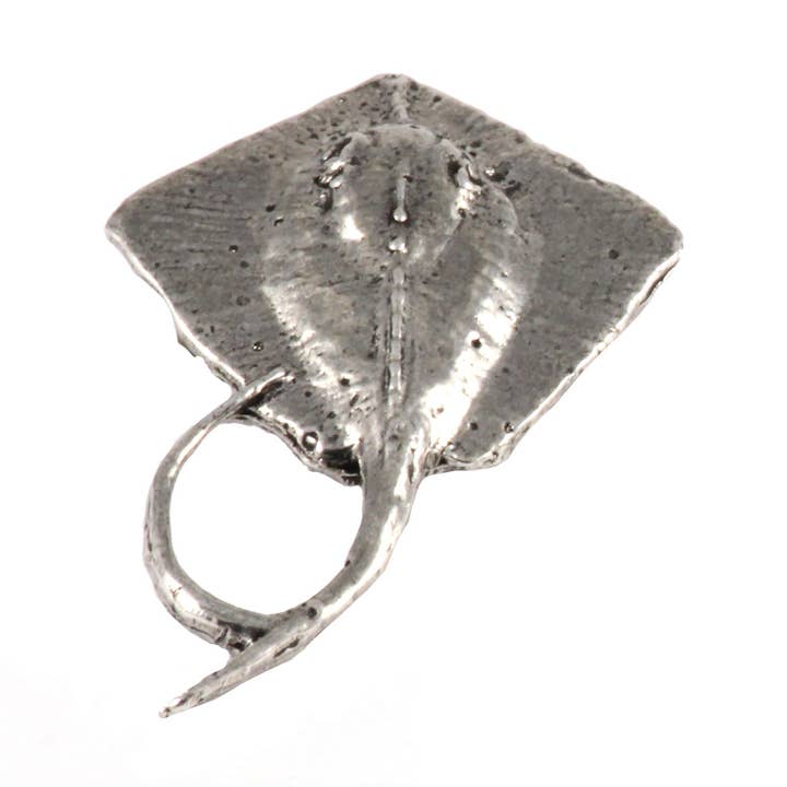 Sting Ray tinnen reversspeld of magneet S077 voor wholesale door Creative Pewter Designs