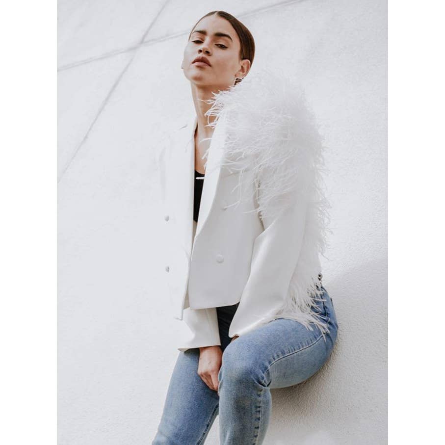 Blazer blanc Lydia avec plumes d’autruche pour la vente par MUSE FASHION