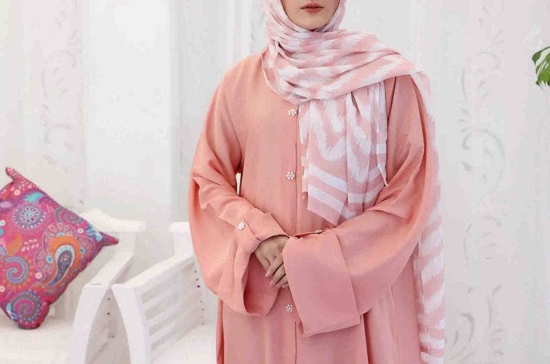 Flerfärgad Dubaiinspirerad abaya med öppen front i ljus persikofärg för wholesale på Faire1