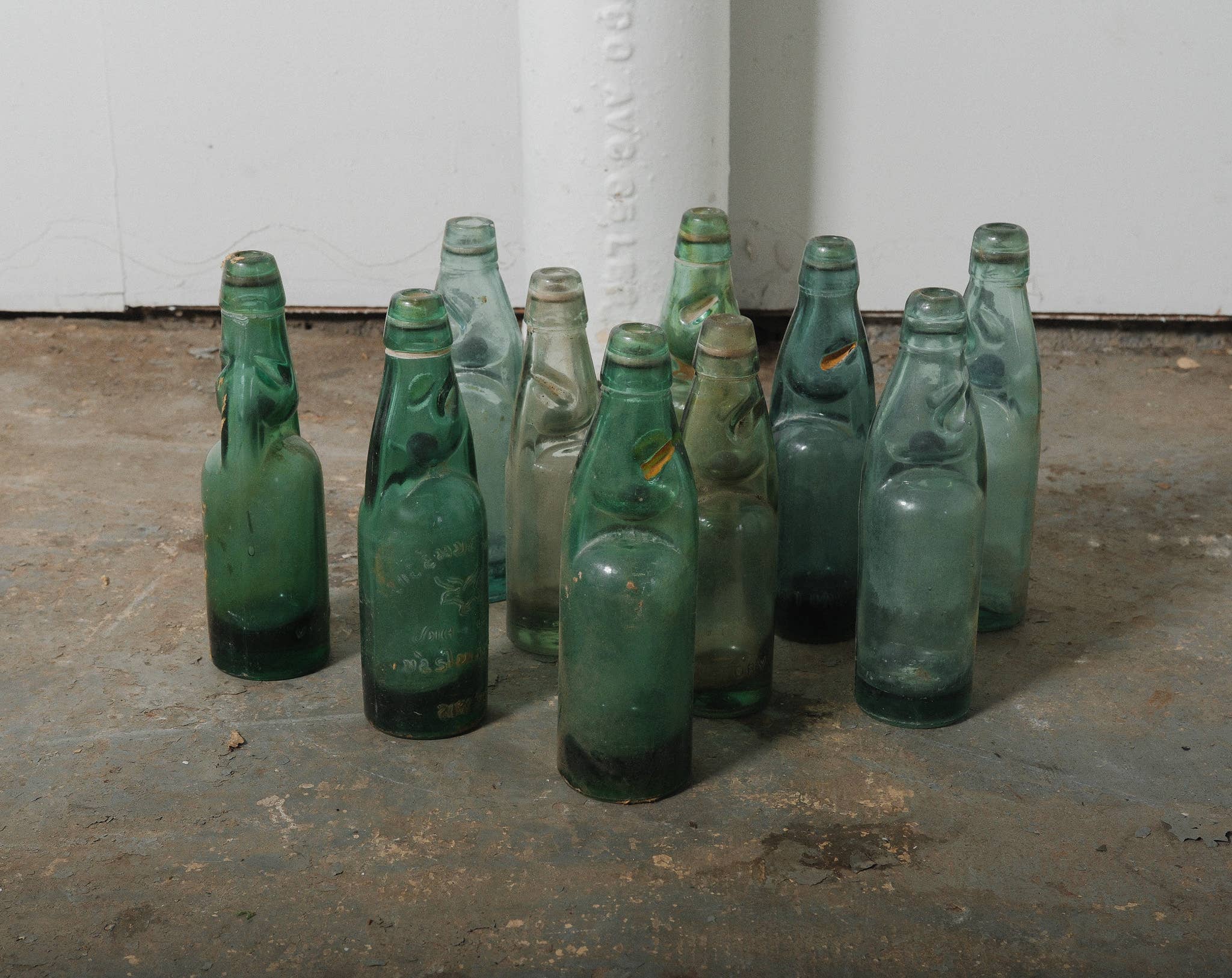 Golden Oldies Antiques - Vendita all'ingrosso Decorazioni da tavolo - Bottiglie Codd in vetro antico dall'Inghilterra3