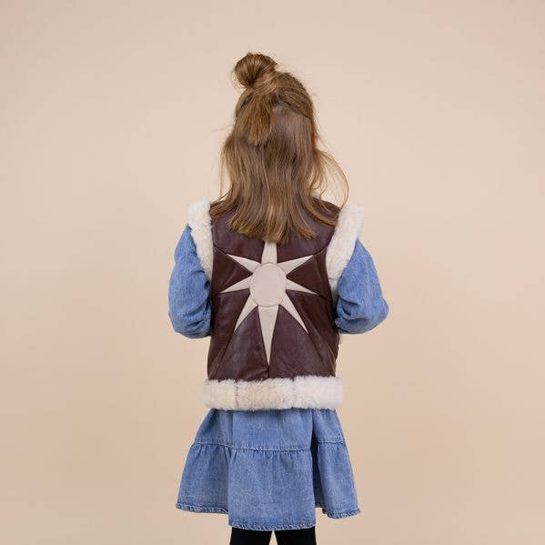 Moonrise – wholesale Väst - Barn – Barnväst i brunt fårskinn med stjärna0