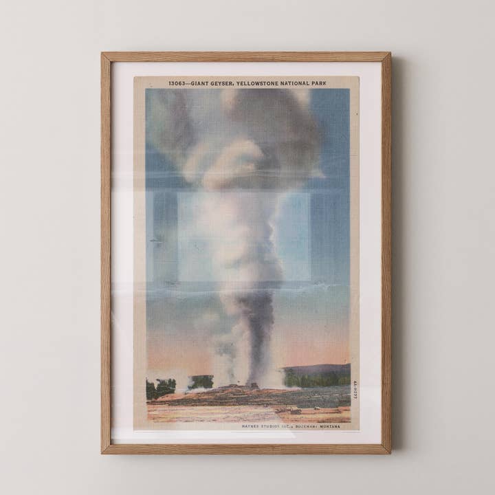 Impression sur papier de carte postale du geyser Old Faithful, parc de Yellowstone pour la vente par Retrospect Studios