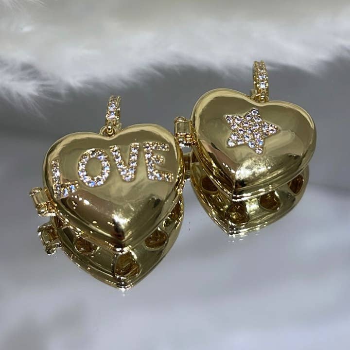 Médaillon en forme de cœur pour la vente par Glam Bar Bazaar