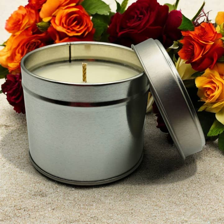 Bougie en boîte en étain à la cire de soja étiquette blanche aux minéraux des grands fonds marins pour la vente par Lunar Fragrances