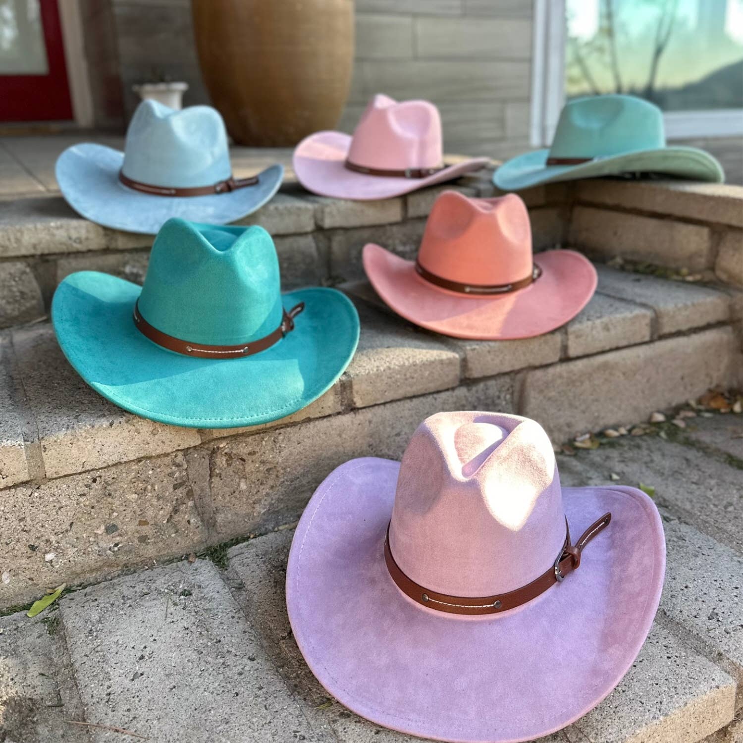 Bella Betty - Vente Chapeau de cowboy – femme - Chapeau de cowboy en daim végétalien à bord rigide avec ceinture en cuir10