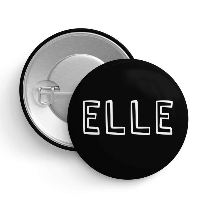 Elle | Fransk pronomen pin | 1,25" 32mm | LGBTQ+ knapnål for engroshandel hos That Queer Card Co