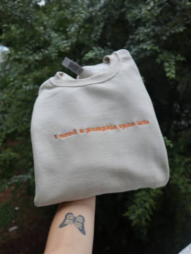 Ik heb een Pumpkin Spice Latte nodig, met lange mouwen, klassieke pasvorm, uniseks, voor volwassenen, met capuchon of sweatshirt met ronde hals voor wholesale door UNMATCHED