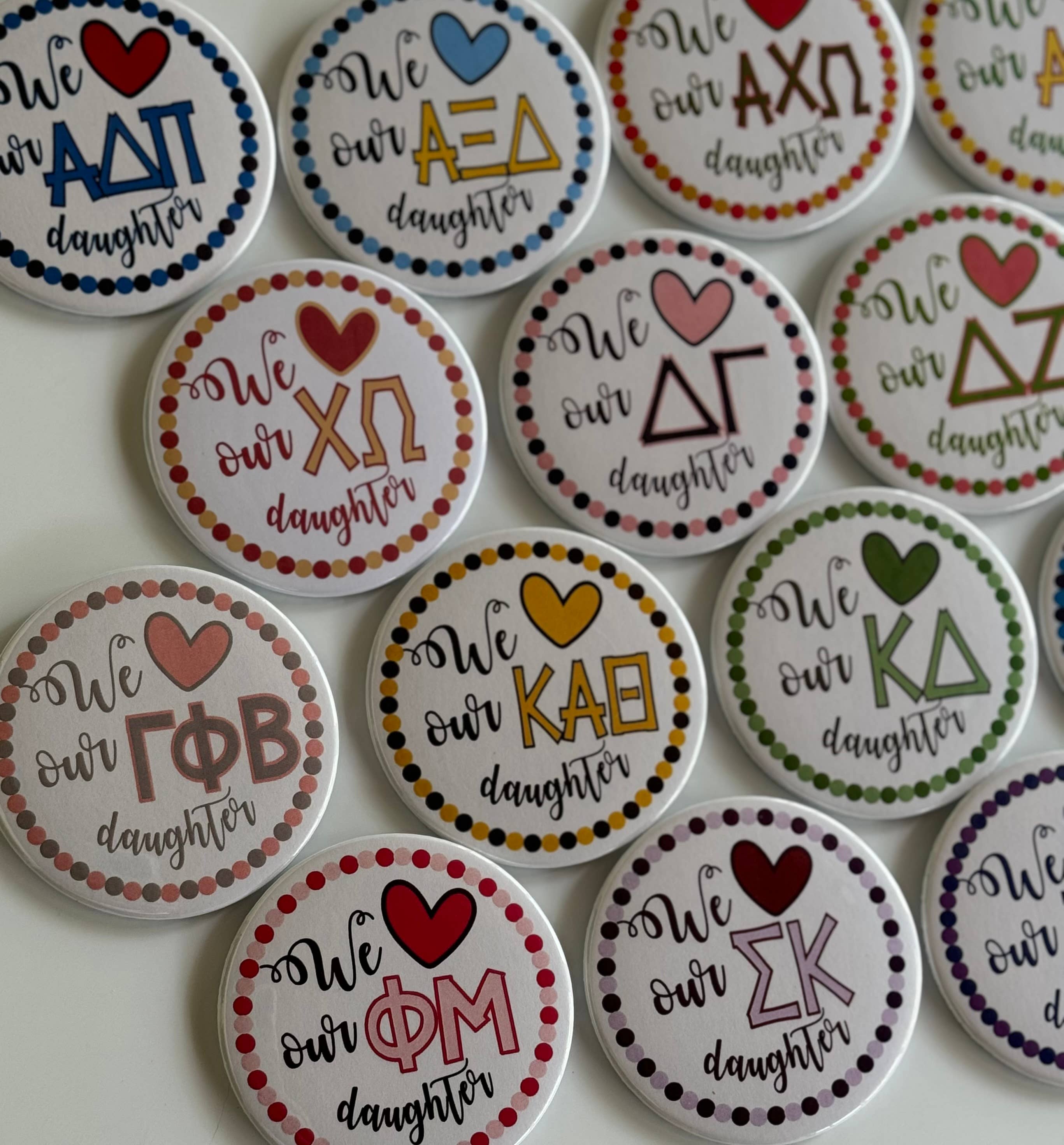 Buttongirl99 – Großhandel Anstecker/Button – 3-Zoll-Knopf „Sorority“, Motiv „Eltern“ /Love Our Daughter3