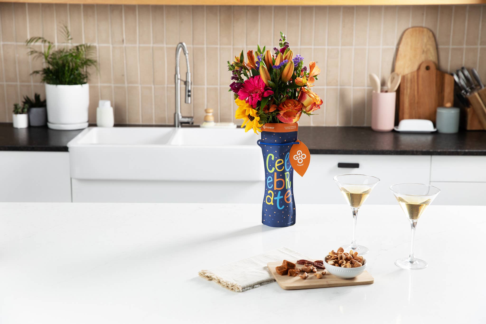 GOGO Flower - Wholesale Vase - CELEBRATE Flower Pouch/Vase (with water and flower food)2