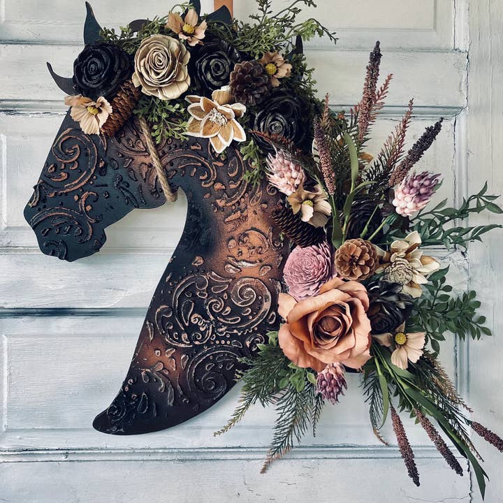All Designs Equine - Vente Décoration murale - Décoration murale en forme de tête de cheval en bois aspect cuir avec fleurs pour couronne de porte