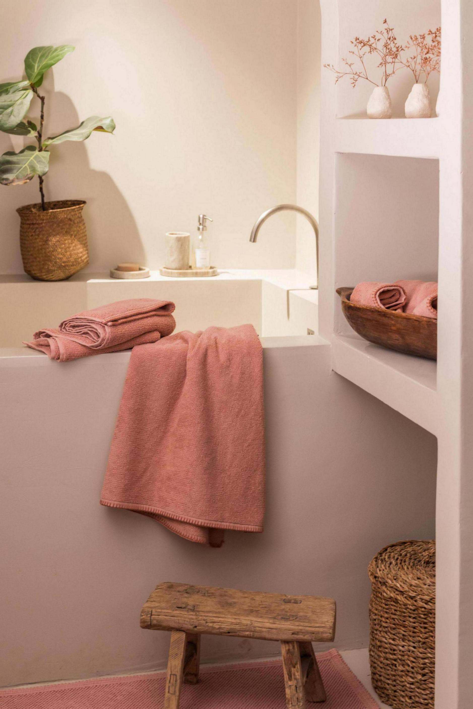 Maison Vivaraise & La Cerise sur le Gâteau - Wholesale Hand Towel - Bora Azalea 50 x 100 Bath Towel1