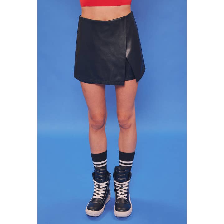 JUPE-SHORT EN CUIR EDGY WESTERN WRAP pour la vente par idem ditto