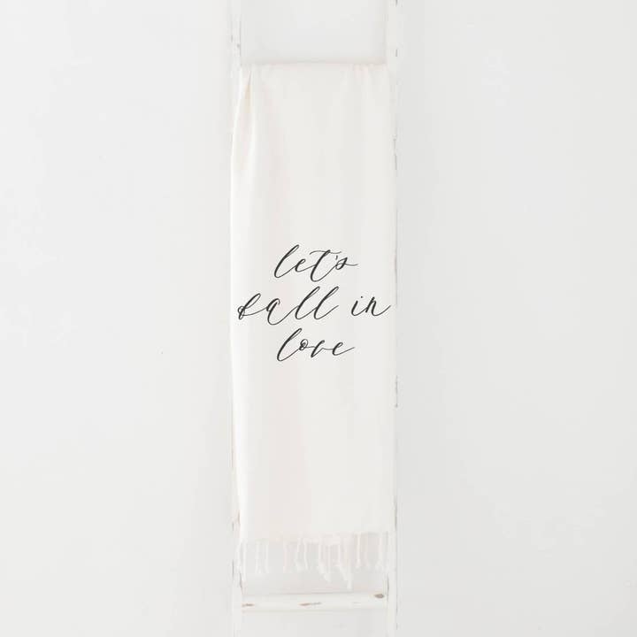 Plaids - Tombons amoureux | Cadeau de douche nuptiale pour la vente par DWELL Home Shoppe