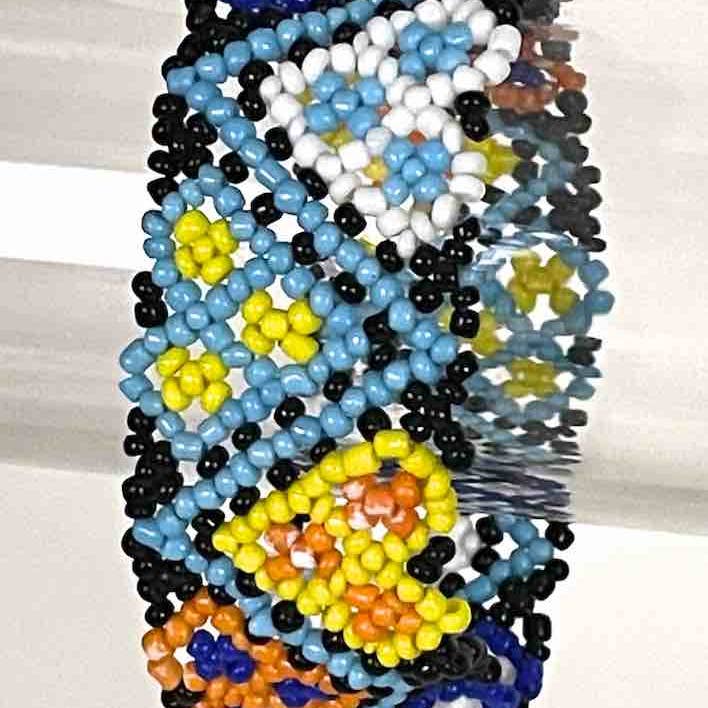 The Niger Bend – Großhandel Perlenarmband – Breites, gewebtes Perlenarmband mit kleinen Perlen und Blumenmuster - Togo