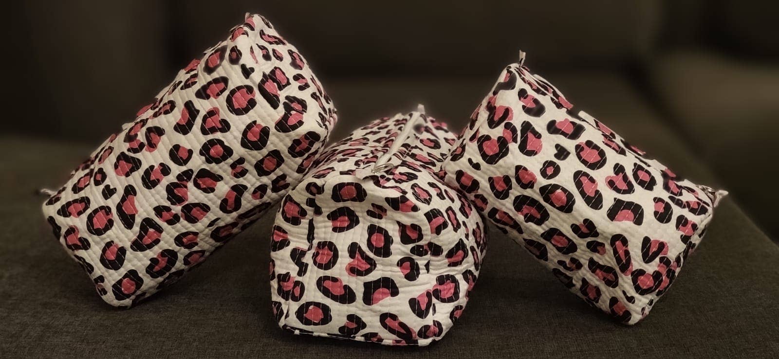 Ayras World - Vendita all'ingrosso Borsa per trucchi/cosmetici - Set di 3 beauty case in cotone con stampa leopardata rosa per viaggio e trucco3