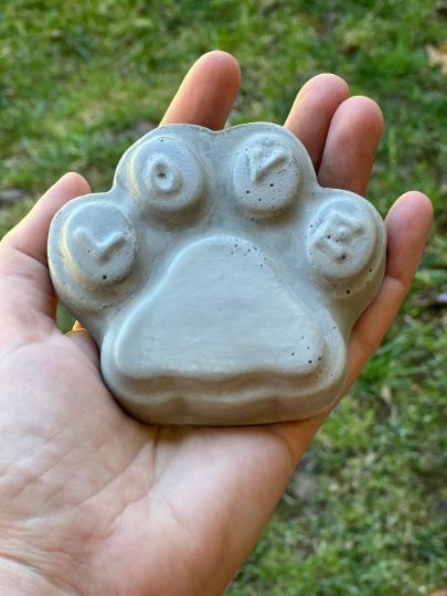 Backyard Stone Art - Wholesale Versiering/decoratie voor buiten - „LOVE” Mini betonnen hondenpootafdruk voor puppy's, 3,5" x 3,5" x 1/2"1