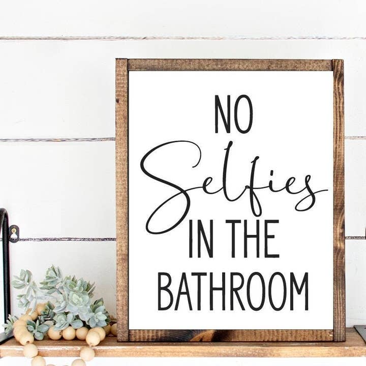 Impression sans selfies dans la salle de bain pour la vente par Lettered & Lined