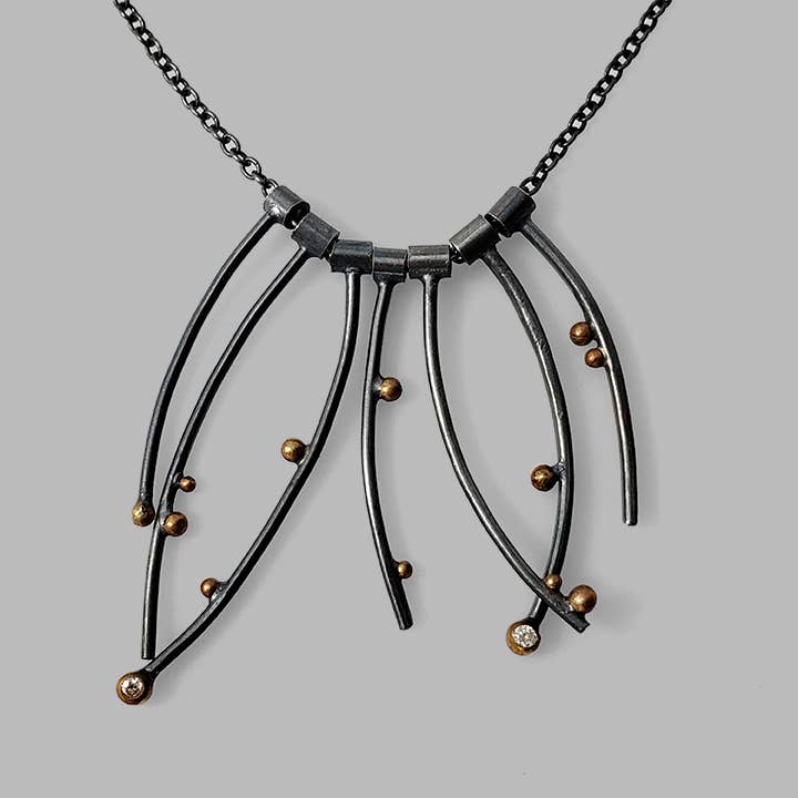 Minimalistische Twigs-Halskette aus gemischtem Metall mit Diamanten für den Großhandel von McKenzie Mendel Jewelry