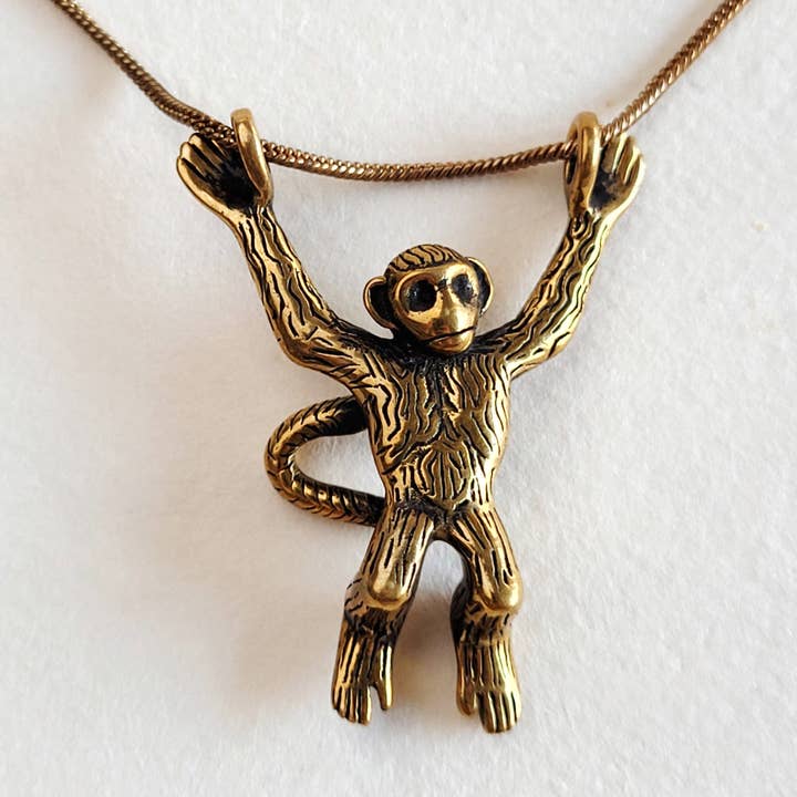 Collier breloque singe en laiton coulé à la main pour la vente par Bisjoux