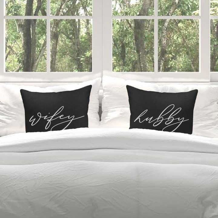 Fundas de almohada Mr & Mrs, fundas de almohada de marihuana y mujer, fundas de almohada familiar, fundas de almohada para apellidos para venta al por mayor de Hazel Grove Customs