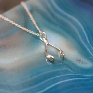 Collana in oro Wishbone per la vendita all'ingrosso da parte di Erin McDermott Jewelry