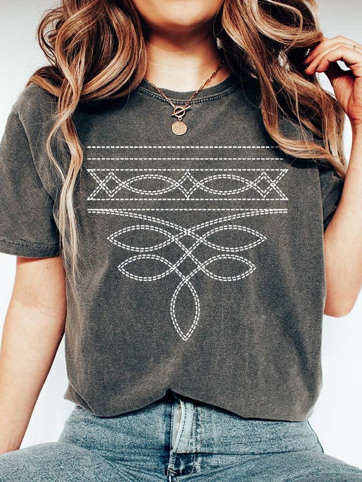 T-shirt teint en pièce avec motif de couture de botte western pour la vente par COLORBEAR
