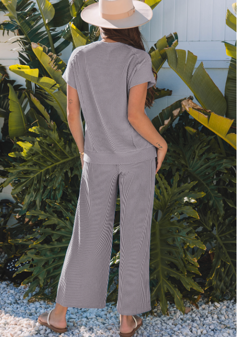 Lovesoft - Wholesale Set met top en broek (GEEN Loungewear) - Dames - Set van een effen gebreide T-shirt met korte mouwen en wijde broek.9