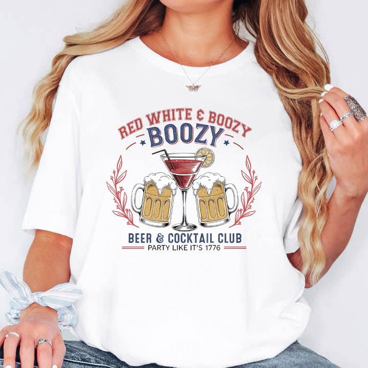 Maglietta Grafica "Red White And Boozy" per il 4 Luglio per la vendita all'ingrosso da parte di Happy Mail Wholesale