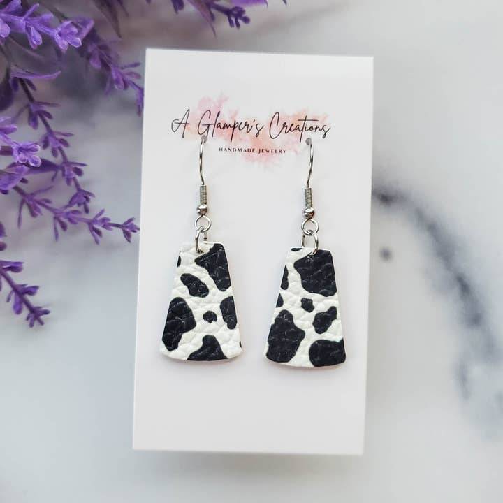 Sort & hvid ko Print dingle læder øreringe for engroshandel hos A Glamper's Creations LLC