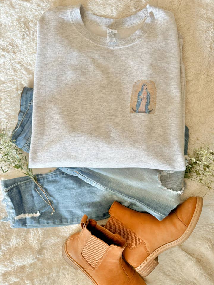 Sweat-shirt Notre-Dame de Guadalupe - Guadalupe de poche pour la vente par Harleigh Leonards Designs