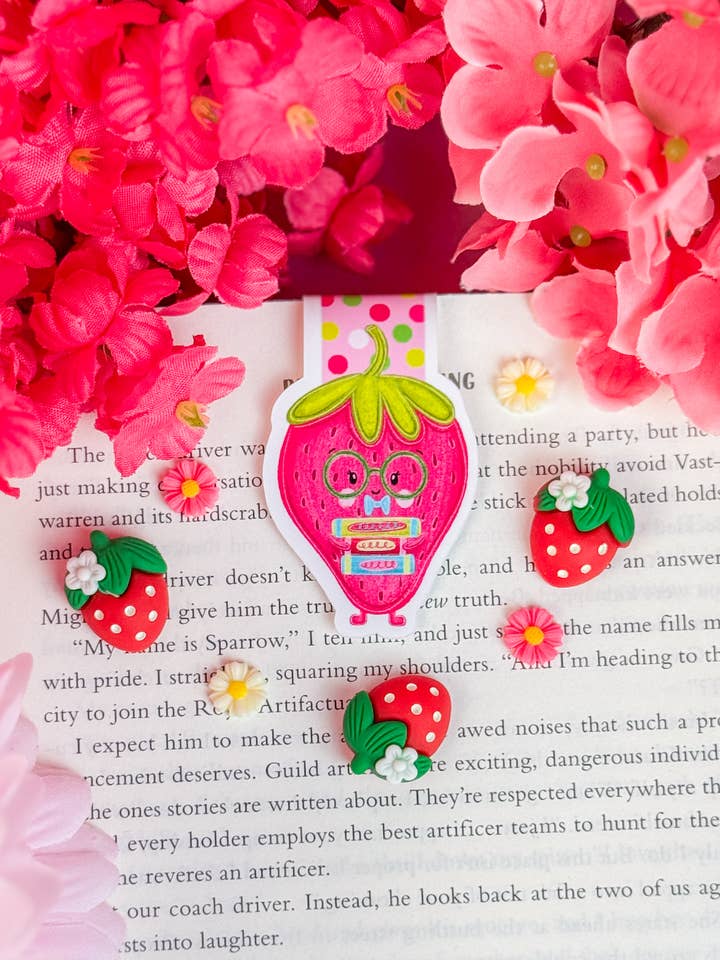 Marque-page magnétique « Bibliothécaire Fraise » pour la vente par Emily Cromwell Designs