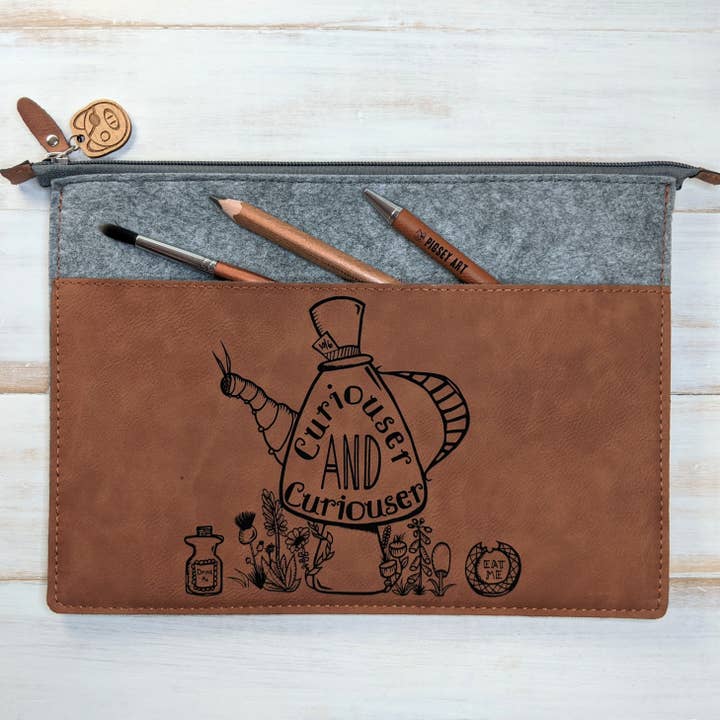 Curiouser et Curiouser - Sac en Cuir Végétalien pour la vente par Pigsey Art