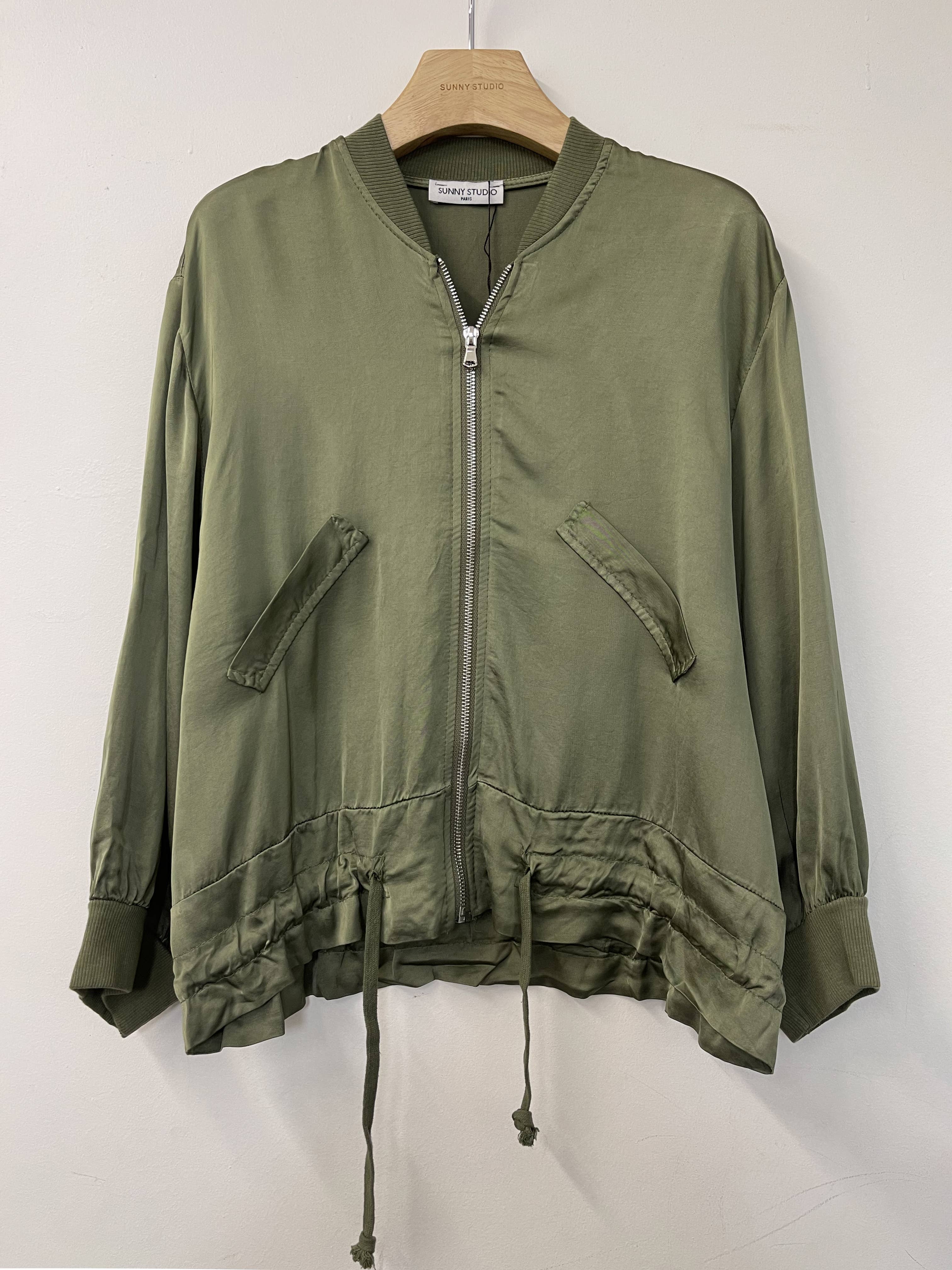 SUNNY STUDIO - Vendita all'ingrosso Giacca - Donna - Giacca leggera con zip e tasche4