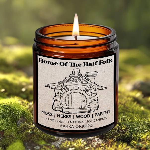 Hjem for Halvfolk Sojalys, Bogligt lys, Fantasy-inspireret, Bogtema, Nørdgave, RPG, Gamer, DND, Litterært inspireret, Efterår. for engroshandel hos AARKA ORIGINS