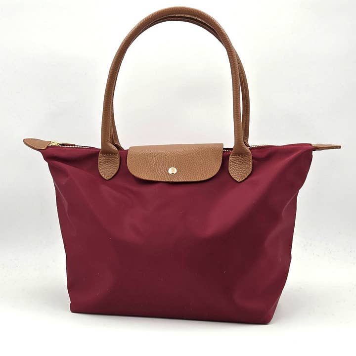 Sac fourre-tout classique inspiré de Longchamp avec corps en tissu imperméable, poignées et accessoires en cuir pour la vente par Tempest Designs