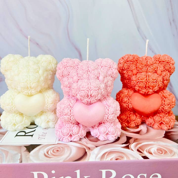 Velarosa LLC - Vendita all'ingrosso Candele a colonna - Candela Teddy Bear with Roses - Candela decorativa in cera di soia