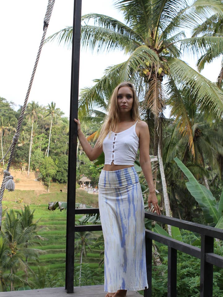 Blå och gul batikfärgad lång kjol i ekologisk bambu för wholesale av sundaricreations