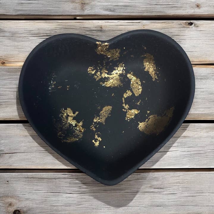 Plato pequeño en forma de corazón Jesmonite - negro y hoja de oro para venta al por mayor de Eco Homeware Studio