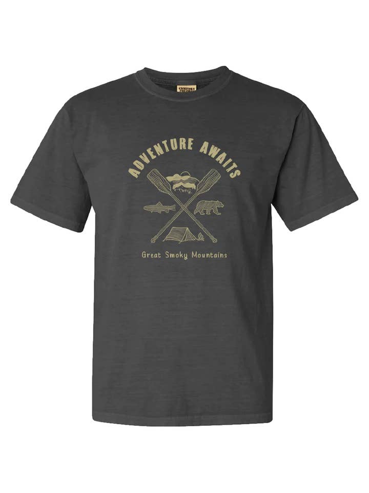 T-SHIRT À MANCHES COURTES ADVENTURE AWAITS pour la vente par Smoky Mtn Apparel