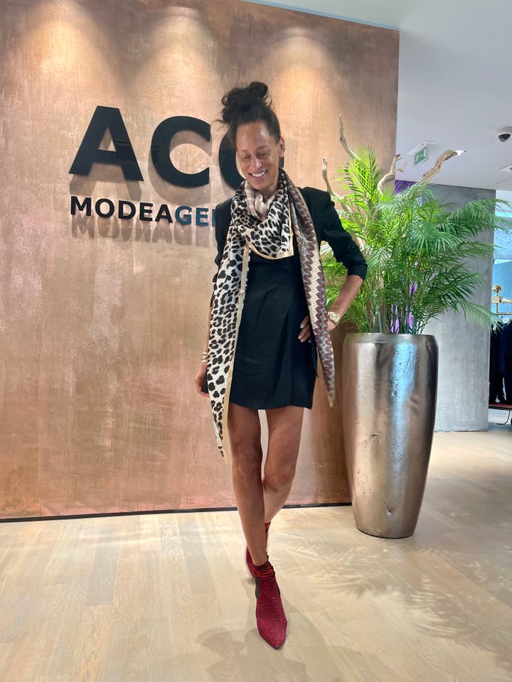 Sciarpa lunga Bianca Summer Love per la vendita all'ingrosso da parte di Ebony & Ivory