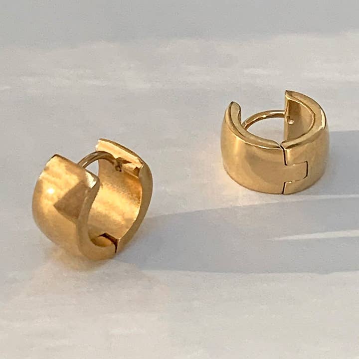 MAE TJOCKA GULD PHUGGIE HOOP-ÖRHÄNGEN för wholesale av MAI DESIREE