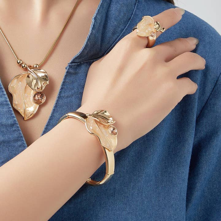 BELLE MISS – Engroshandel Armbånd – Caraza elastisk armbånd med bladmotiv i perlemor og krystal1