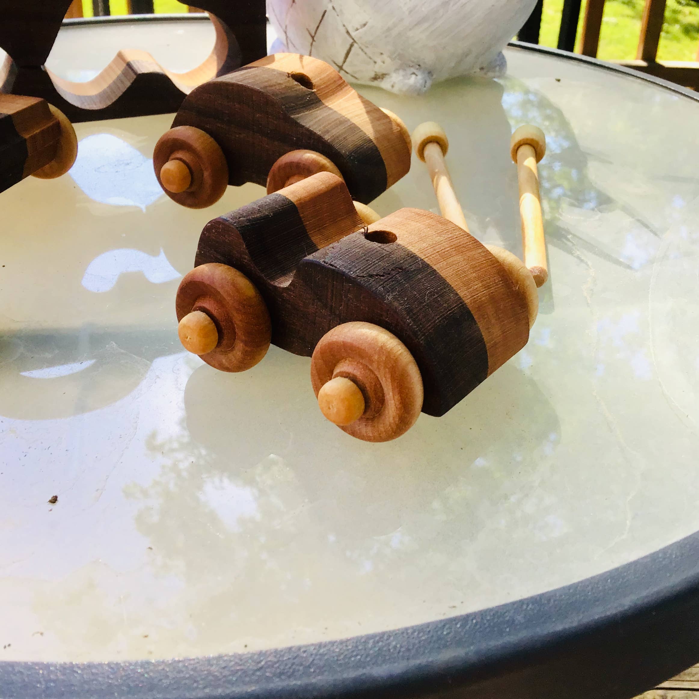 Baldwin Toy Co. – Großhandel Spielzeugauto – Kinder – 4er-Set Spielzeugautos aus Walnuss- und hellem Holz mit Tragekoffer5