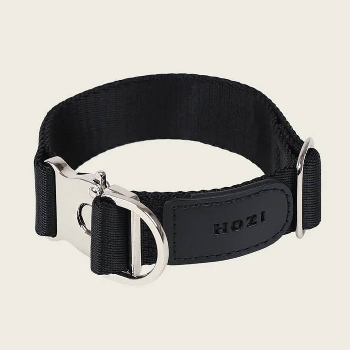 Collier à boucle - Noir pour la vente par Hozi