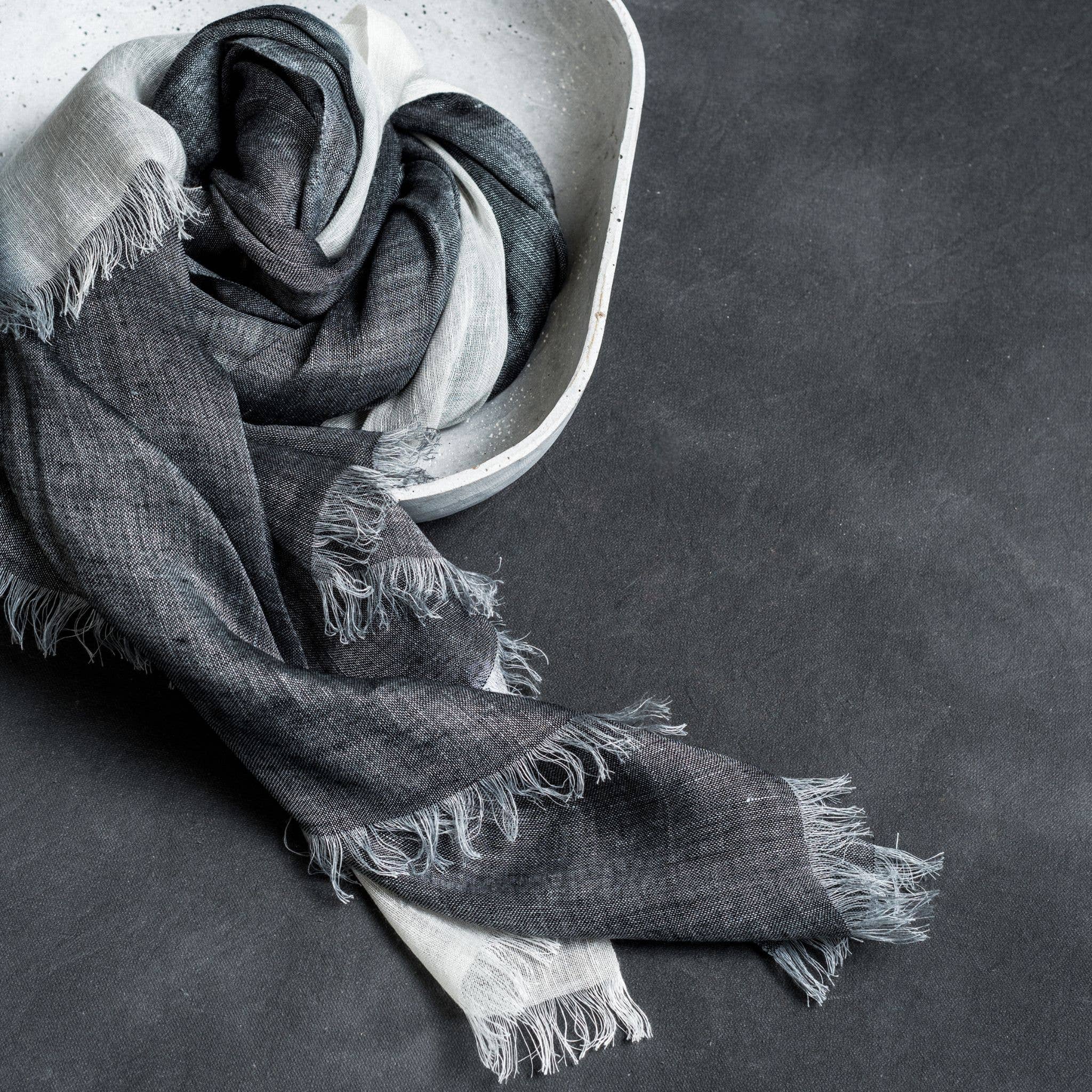 Variously - Vendita all'ingrosso Sciarpa - Donna - Sciarpa lavorata a mano in morbido lino nero con sfumature di granito



10