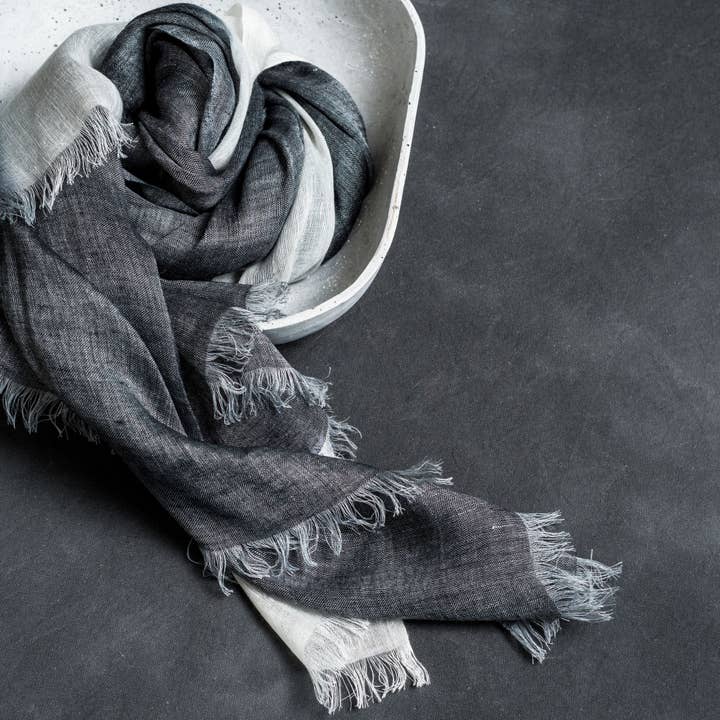 Variously - Vendita all'ingrosso Sciarpa - Donna - Sciarpa lavorata a mano in morbido lino nero con sfumature di granito
10