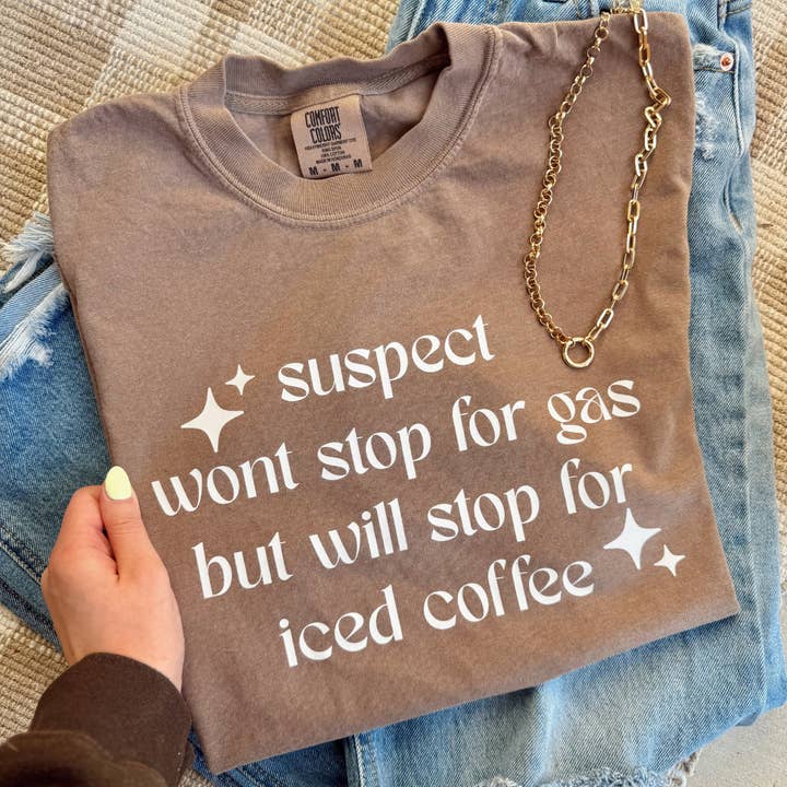 Le suspect ne s'arrêtera pas pour de l'essence mais s'arrêtera pour un café glacé. pour la vente par PRINT BABE CO