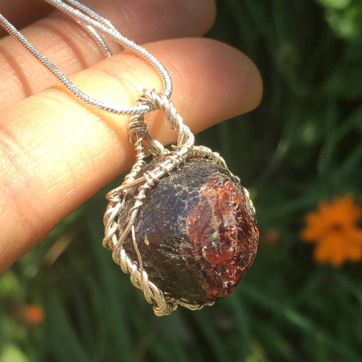 Naturlig granat vedhæng med trådvikling i 925 sterlingsølv for engroshandel hos Wildheart Crystals