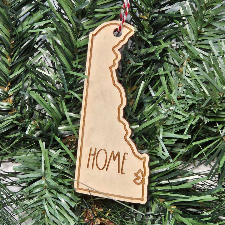 Delaware graverad trä julprydnad för wholesale av The Trendy Traveler